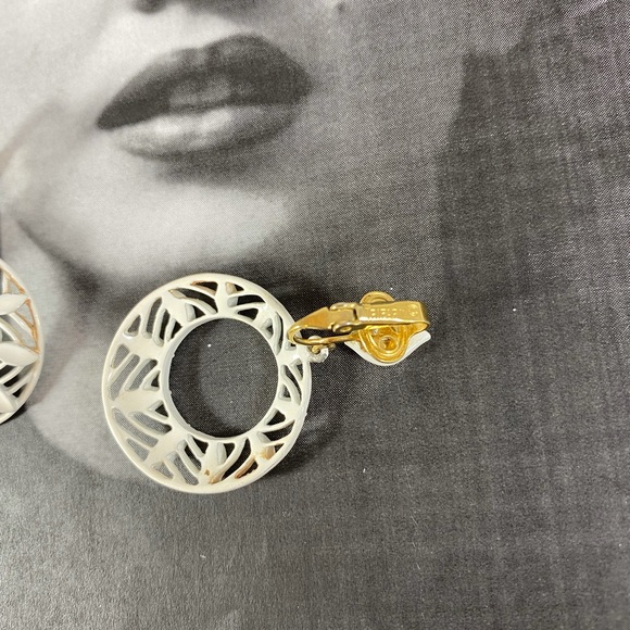 Beautiful vintage Crown Trifari white and gold Gypsy hoop earrings - Picture 3 of 5